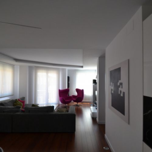 Cortinas Verticales Bandalux orientables en un salón moderno