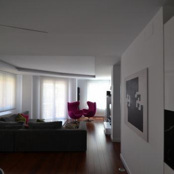 Cortinas Verticales Bandalux orientables en un salón moderno