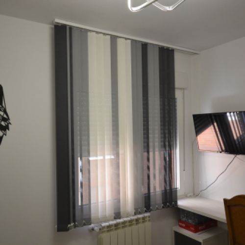Cortina Vertical Bandalux combinada en tres colores en un dormitorio