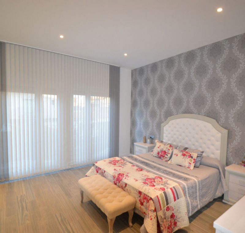 Cortina Vertical Bandalux combinada en dos colores en un dormitorio