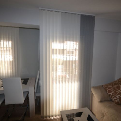Persianas Verticales en degrade con tres colores en un salón comedor