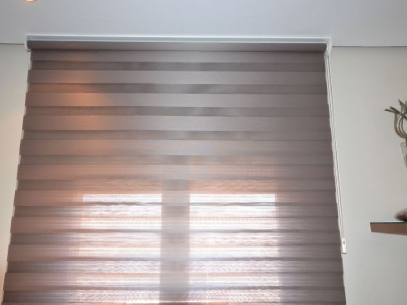 Estor Noche y Día Bandalux color wengue con sistema cadeneta en un salón