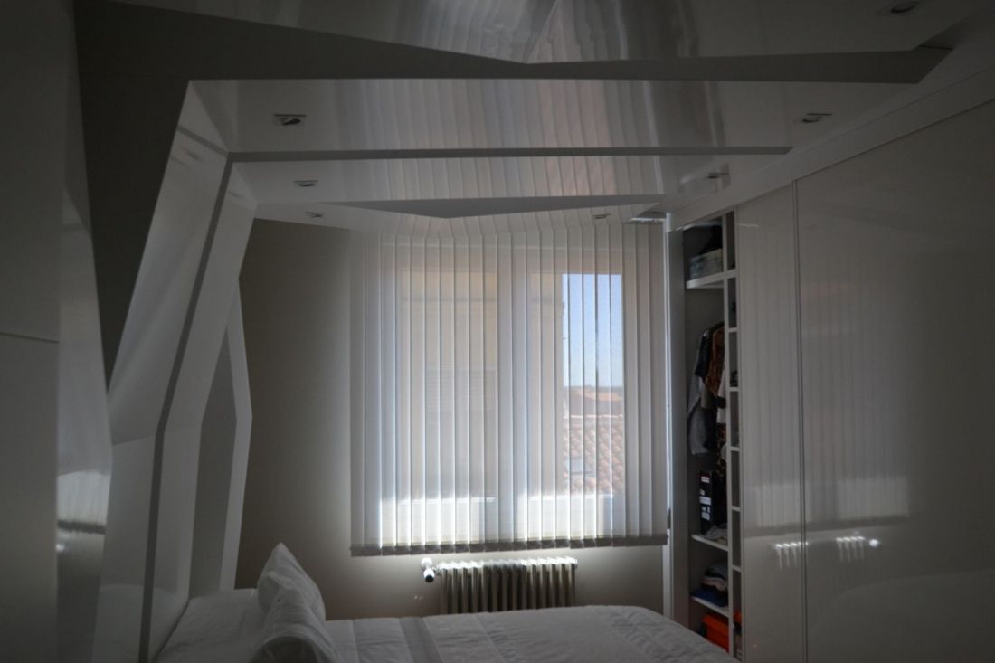 Persiana Vertical (Roller Blind) en un dormitorio