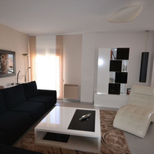 Cortinas Verticales orientables combinadas en dos colores  en un salón moderno