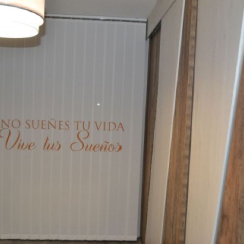 Cortina Vertical serigrafiada  en un dormitorio