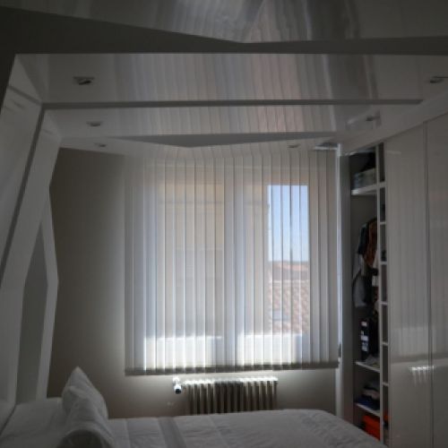 Persiana Vertical (Roller Blind) en un dormitorio