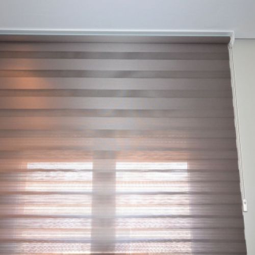 Estor Noche y Día Bandalux color wengue con sistema cadeneta en un salón