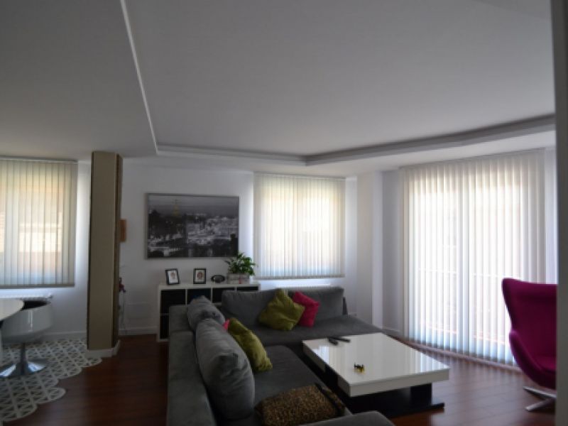 Cortinas Verticales Bandalux orientables en un salón moderno