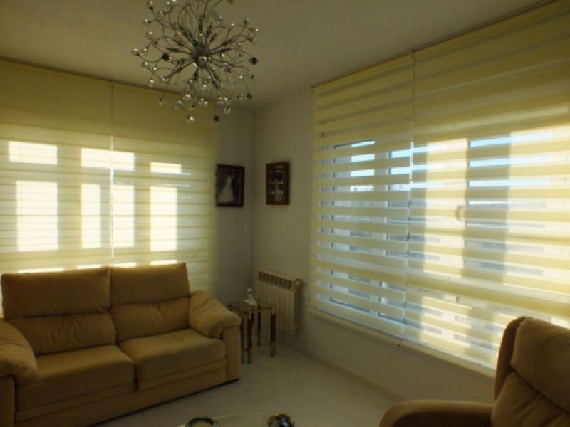 Estores Noche y Día Bandalux en un salón