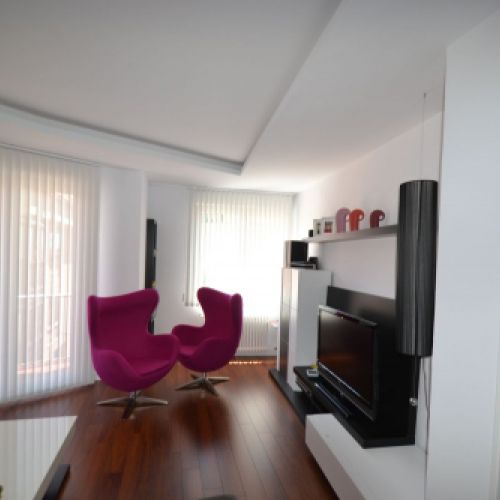 Cortinas Verticales Bandalux orientables en un salón moderno