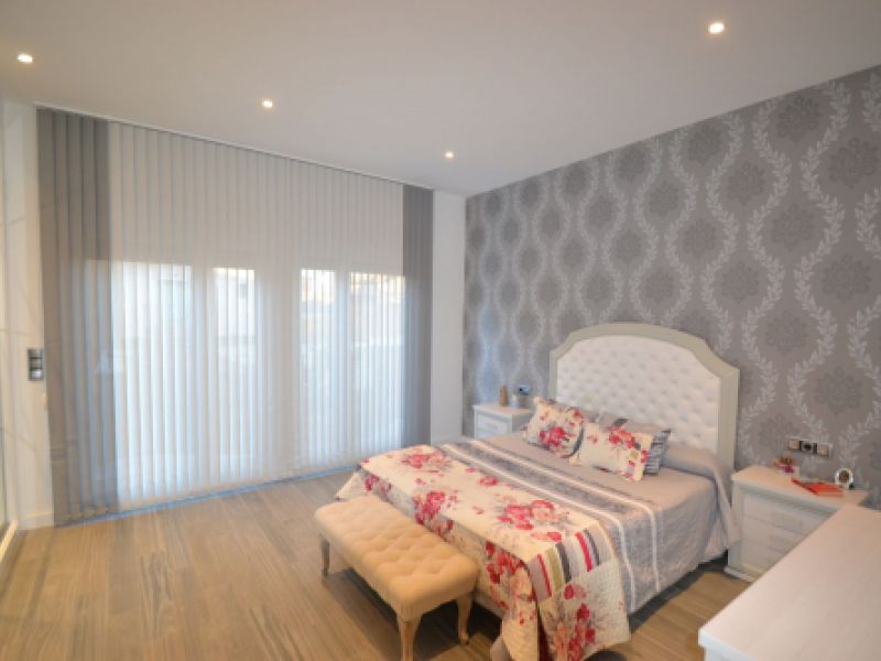 Cortina Vertical Bandalux combinada en dos colores en un dormitorio