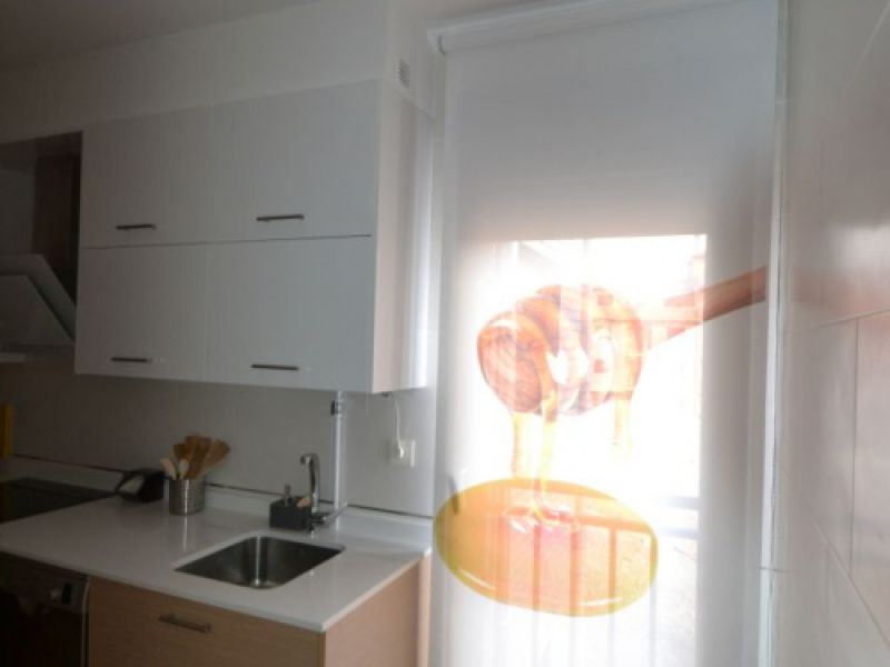 Estor enrollable impresión digital en una  puerta de cocina