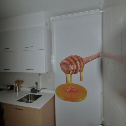 Estor enrollable impresión digital en una  puerta de cocina