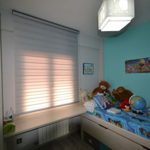 Estor Noche y Día en tono blanco en un dormitorio infantil