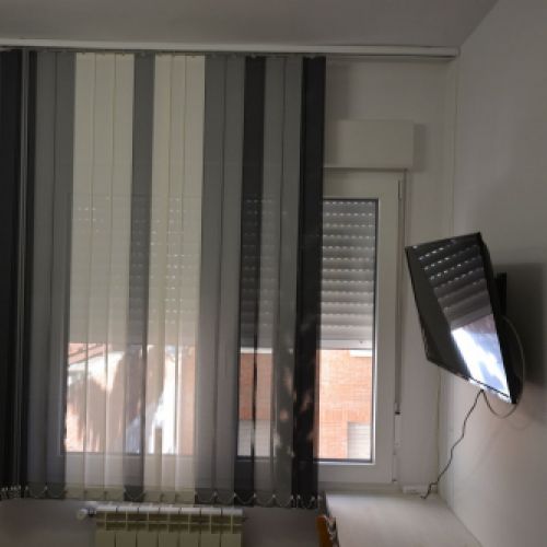 Cortina Vertical Bandalux combinada en tres colores en un dormitorio