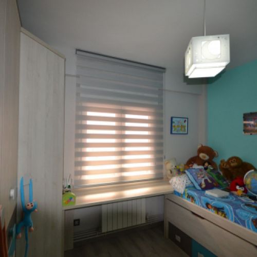 Estor Noche y Día en tono blanco en un dormitorio infantil