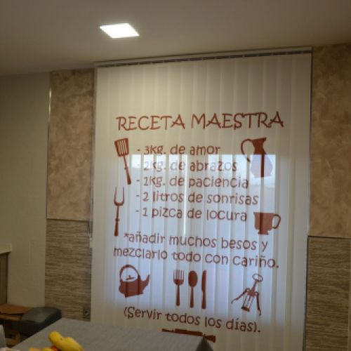 Cortina Vertical con impresión digital en una cocina
