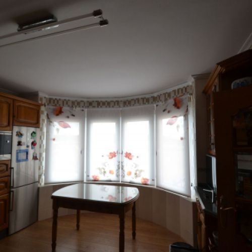 Estores enrollables con impresión digital en una cocina