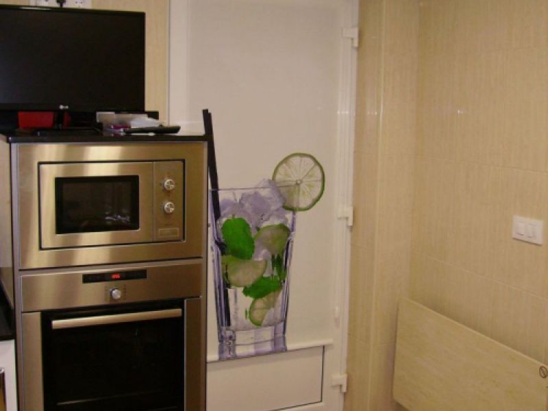 Estor enrollable impresión digital en una cocina