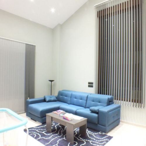 Persianas Verticales orientables combinadas en dos colores en un salón