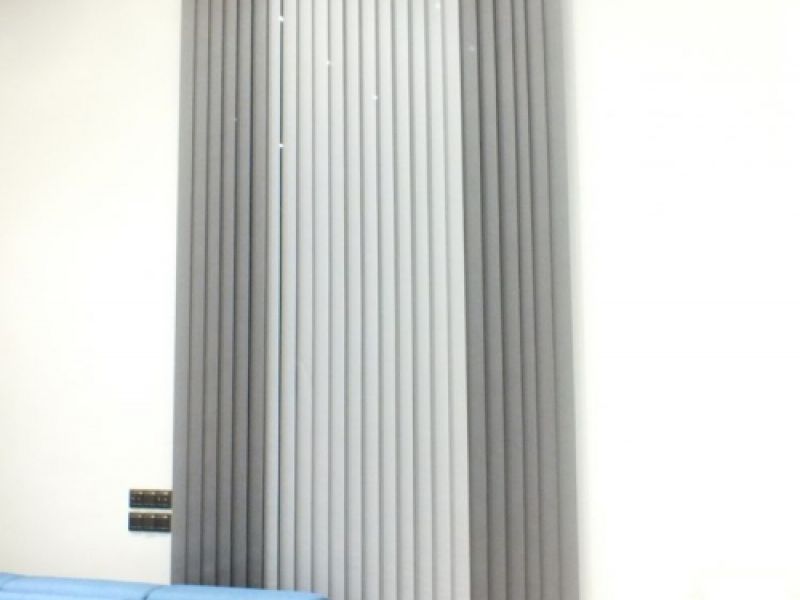 Persianas Verticales orientables combinadas en dos colores en un salón