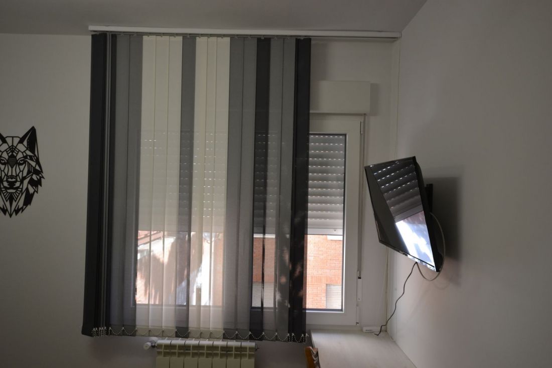 Cortina Vertical Bandalux combinada en tres colores en un dormitorio