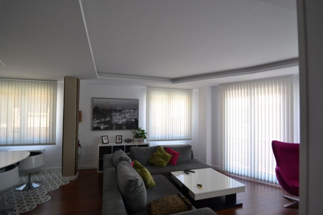 Cortinas Verticales Bandalux orientables en un salón moderno