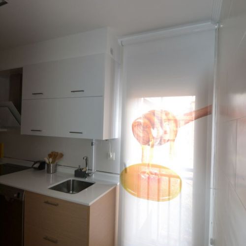 Estor enrollable impresión digital en una  puerta de cocina