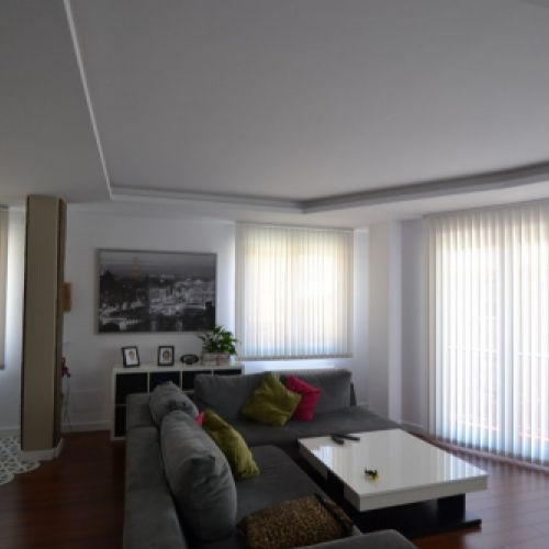 Cortinas Verticales Bandalux orientables en un salón moderno