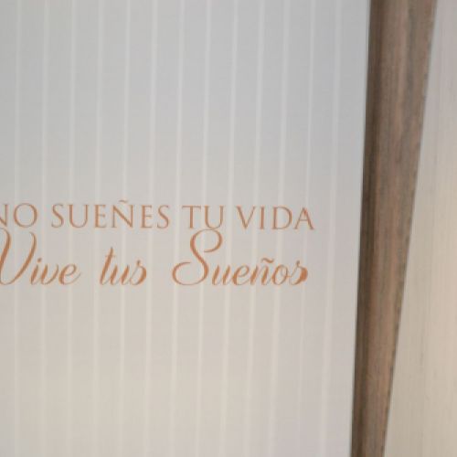 Cortina Vertical serigrafiada  en un dormitorio