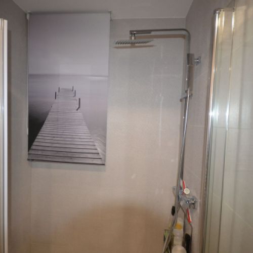 Estor Enrollable con impresión digital en un baño