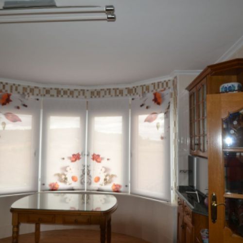 Estores enrollables con impresión digital en una cocina