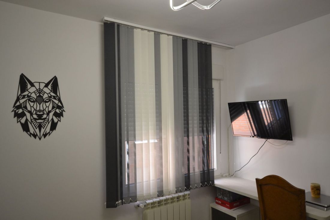 Cortina Vertical Bandalux combinada en tres colores en un dormitorio