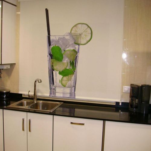 Estor enrollable impresión digital en una cocina