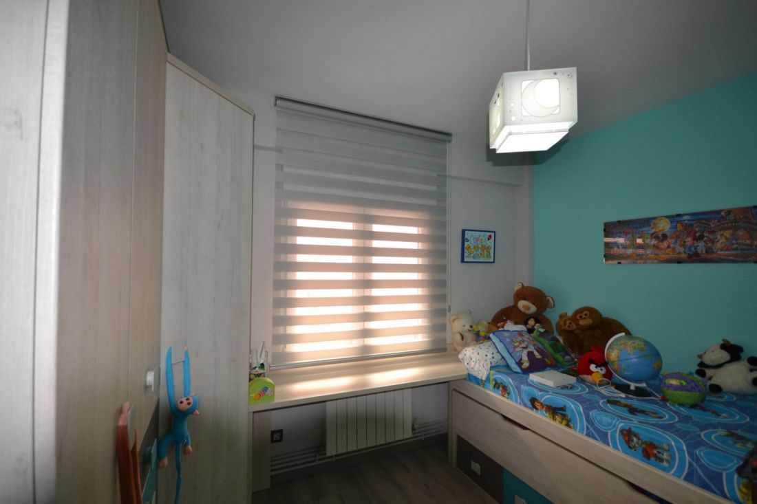 Estor Noche y Día en tono blanco en un dormitorio infantil